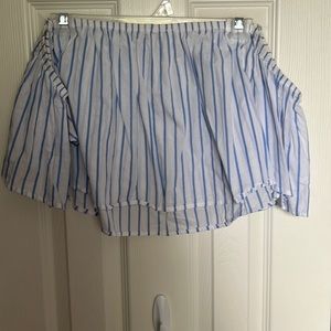 Strapless striped summery top with fluffy sleeves